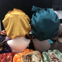 Livraison immédiate Bonnet personnalisé double couche en satin avec nœuds Couvre-chef réversible en soie et longue bande de cravate pour les fêtes d'affaires