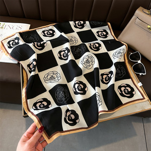Elegante sciarpa floreale in bianco e nero per <span class=keywords><strong>donna</strong></span> sciarpa quadrata con stampa floreale bandane 65*65cm supporto modello personalizzato - Product Image 2