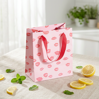 Mini sac cadeau rose à motif lèvres avec poignée en ruban, impression offset, papier recyclable, style luxe, fournisseur de sacs en papier du Vietnam