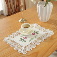 Nappe rectangulaire blanche moderne en dentelle florale brodée au point de croix, chemin de table soluble dans l'eau, idéal pour mariage, hôtel, maison