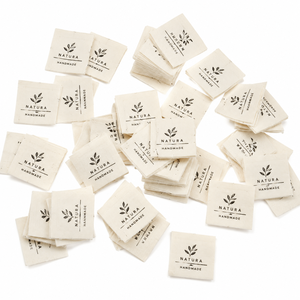 En gros, Nouveau design, <span class=keywords><strong>Étiquettes</strong></span> en tissu de marque, <span class=keywords><strong>Étiquettes</strong></span> volantes pour <span class=keywords><strong>vêtements</strong></span>, <span class=keywords><strong>Étiquettes</strong></span> de soin tissées pour col de <span class=keywords><strong>vêtements</strong></span> pour femmes, Accessoires vestimentaires - Product Image 1