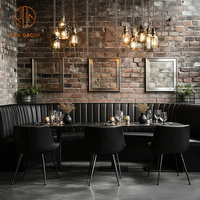 Ensemble de chaises de banquettes industrielles droites en cuir noir avec table en marbre et structure en bois pour café, restaurant, hôtel, mobilier commercial