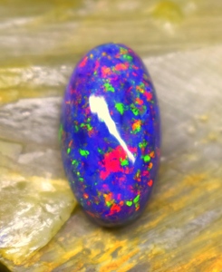 โอปอลหลายสีทรงหลังเบี้ยจากเอธิโอเปีย พลอยโอปอลธรรมชาติ น้ำหนัก 6.3 กะรัต โอปอลคุณภาพสูง โอปอลทรงหลังเบี้ย ขนาด 19.3 มม. - Product Image 1