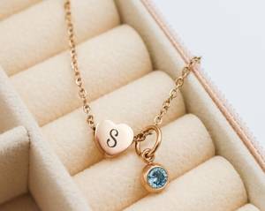 Collana con Ciondolo a Cuore Piccolo 'Grazie' Inciso con Lettera e Charm con Pietra Portafortuna, Regalo Personalizzato per Bambina - Product Image 1