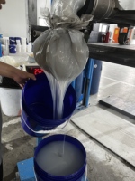 Caoutchouc liquide en silicone de qualité alimentaire à faible viscosité GT-30XX pour la fabrication de moules à gâteaux, bonbons, artisanat, répliques de moules, semi-transparent