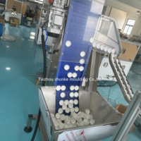 Machine d'assemblage de bouchons de sécurité pour enfants pour bouteilles PET, machine d'assemblage de bouchons en plastique à l'épreuve des enfants et machines à garnir