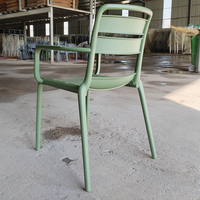 Chaise de salle à manger empilable en plastique épaissi avec accoudoirs, design moderne et épuré, pour l'extérieur, la maison et les hôtels