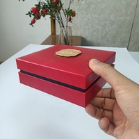 Fabricant chinois logo personnalisé marque rigide rouge petite boîte cadeau pour pochette souvenir trophée emblème pièce boîte d'emballage