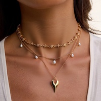 Collier à pampilles en perles d'imitation multicouches avec chaîne dorée au design minimaliste, pendentif cœur populaire, ensemble de bijoux en alliage pour femme