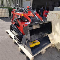 Loader Skid Steer Beroda yang Diperkuat dengan Mesin EPA untuk Pemuatan Berat dan Pengangkutan Material Cepat di Permukaan Keras
