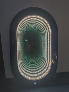 Miroir de salle de bain moderne à LED, miroir tunnel, miroir de salle de maquillage, miroir tunnel magique à LED, illusion d'infini, tendance sur TikTok - Product Image 4