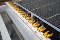 Routeur CNC ATC économique avec broche de 9 kW, système de contrôle Syntec, table à vide haute performance pour la découpe de portes d'armoires.