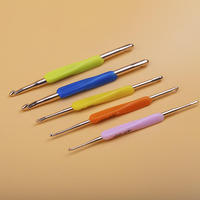 Lot de 5 crochets à double extrémité en aluminium doré, aiguilles à tricoter ergonomiques à manche souple en TPR pour le bricolage et les travaux manuels en fil