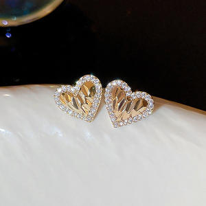 Boucles d'oreilles clous cœur E2455 plaqué or avec cristaux et strass sertis clos, bijoux romantiques et tendance, cadeau unisexe - Product Image 5