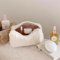 Pochette à maquillage moelleuse, trousse de toilette portable avec fermeture éclair, sac de toilette en peluche douce pour les soins de la peau, trousse de maquillage de voyage pour femmes