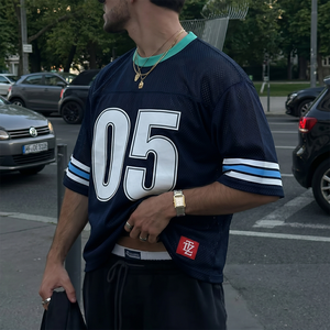 Camiseta de Cuello Redondo para Hombre, Estilo Jersey de Malla, con Estampado de Número Clásico, Mangas a Rayas, Corte Holgado, Estilo Retro Deportivo, Ideal para Uso Diario Informal - Product Image 1