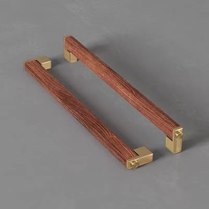 Poignée de porte carrée en laiton avec insert en bois de noyer naturel, poignée d'entrée robuste pour grandes portes d'entrée en bois - Product Image 1