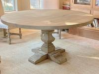 Table à manger ronde en bois de chêne vintage de style campagnard français / Table à manger ronde en bois de chêne populaire pour la location d'événements