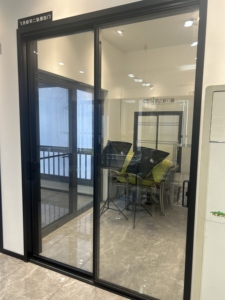 <span class=keywords><strong>Porte</strong></span> <span class=keywords><strong>coulissante</strong></span> <span class=keywords><strong>en</strong></span> aluminium à cadre fin et durable, style moderne minimaliste, <span class=keywords><strong>verre</strong></span> insonorisé, portes de patio pour la décoration de la maison - Product Image 3