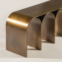 Chaise de banc de chambre à coucher à cadre en métal de luxe au design minimaliste moderne poufs souples pour l'entrée pour la maison, l'hôtel ou la villa
