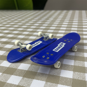 Monopatín de mesa de color personalizado al por mayor patineta Tech Deck juguete aleación dedo patinetas a la venta - Product Image 4
