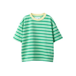 Camiseta a rayas relajada para niños, 100% algodón, manga corta y dobladillo trasero ligeramente extendido para mayor cobertura en el tiempo de juego. - Product Image 1