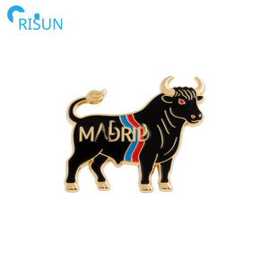 Spilla da corrida con Logo personalizzato in metallo e smalto di fabbrica con Design animale tori da corrida bandiera della <span class=keywords><strong>spagna</strong></span> con spilla e spilla - Product Image 5
