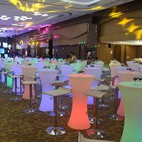Ensemble de table de bar moderne en plastique de qualité commerciale avec éclairage LED, table haute à changement de couleur avec tabourets de bar pour événements et repas