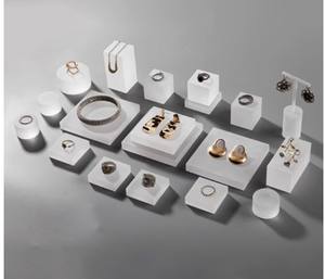 ชุดจอแสดงผลขาตั้งเครื่องประดับอะคริลิกแบบมืออาชีพที่กําหนดเองเหมาะสําหรับร้านขายเครื่องประดับต่างหูสร้อยคอตกแต่งจอแสดงผล - Product Image 3