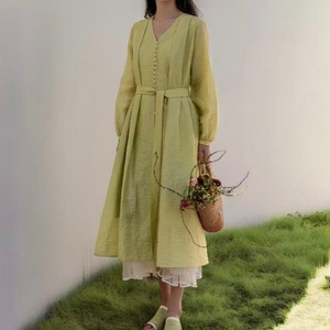 Abito lungo da donna rosa con scollo a V e cintura, maniche a sbuffo, abbottonatura frontale, in tessuto testurizzato, per vacanze estive - Product Image 4