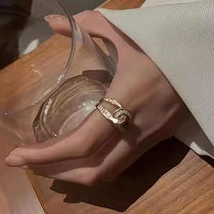 <span class=keywords><strong>Bague</strong></span> ouverte de conception irrégulière exquise incrustée de zircon simple <span class=keywords><strong>bague</strong></span> en <span class=keywords><strong>fer</strong></span> <span class=keywords><strong>à</strong></span> <span class=keywords><strong>cheval</strong></span> de géométrie de luxe pour les femmes - Product Image 3