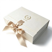 Boîte cadeau magnétique pliable en carton rigide de luxe avec logo personnalisé et fermeture à ruban pour l'emballage de robes de mariée et de vêtements