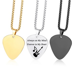 Collier pendentif plectre de guitare en acier titane, breloque style musical poli miroir, bijou étanche pour les amateurs de musique 29X32mm - Product Image 1