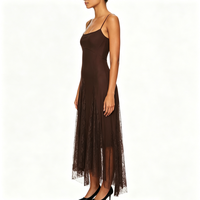 Robe midi marron chocolat pour femme avec empiècements en dentelle, bretelles spaghetti, col carré et superposition transparente, idéale pour les soirées et cocktails