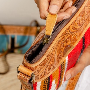 Bolso de mano único azteca con borlas de cuero para mujer, nuevo estilo tradicional occidental, conjunto combinado de embrague de cuero en relieve para verano - Product Image 6