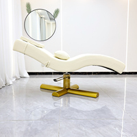 Ensemble d'équipement professionnel pour salon de beauté : Lit de beauté ergonomique et lit pour extensions de cils, avec structure métallique dorée et chariot mobile