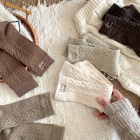 Nouvelles chaussettes en laine pour femmes pour l'automne et l'hiver 2024, chaussettes mi-mollet épaisses brodées de lettres, chaussettes chaudes en laine torsadée en forme de cœur