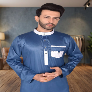 Qamis bleu satiné pour homme à manches longues, col contrastant blanc, boutons sur le devant, détail poche, longueur ras du sol, style Jubba arabe - Product Image 3