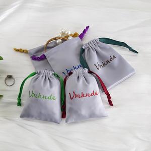 Bolsa de Regalo de Joyería de Seda Gris Personalizada, Bolsas con Cordón de Buena Calidad de 7*9cm con Cinta y Anillo, Bolsa Contenedora de Joyería Personalizada - Product Image 1