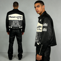 Neue Herren-Rennlederjacke aus PU-Leder in Schwarz-Weiß mit Farbblockdruck und Aufnähern, Reservierung, OEM-Anpassung, Großhandel, Dropshipping
