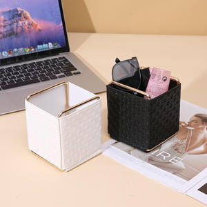 กล่องเก็บเครื่องสำอางสไตล์นอร์ดิกเรโทร ทำจากหนังและโลหะ สีขาว พร้อมที่เก็บของแบบสาน สำหรับโต๊ะเครื่องแป้ง สำนักงาน และห้องนั่งเล่น - Product Image 2