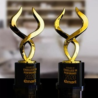 Trophée personnalisé en corne de taureau en métal doré Nouveau Crystal Art Glass Award avec corne en forme de métal Cristal Cadeaux personnalisés à base de métal