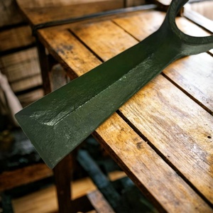 Pioche en acier noir avec manche, fabriquée par Mattock - Product Image 2
