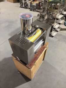 Machine automatique de remplissage de cupcakes et de dépose de garnitures pour la création de gâteaux d'anniversaire avec peau de crêpe - Product Image 2