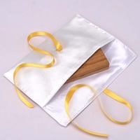 Sacs d'emballage de luxe en satin mat doux imprimé avec logo personnalisé, enveloppe, brosse cosmétique pour cheveux, pochette cadeau en satin de soie à rabat avec cravate