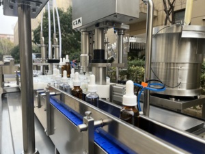 เครื่องบรรจุขวดอัตโนมัติสำหรับขวดแก้ว บรรจุของเหลว <span class=keywords><strong>ป</strong></span>ิดฝา สำหรับเซรั่ม น้ำมัน น้ำหอม <span class=keywords><strong>ป</strong></span>ริมาณ 10-200 มล. - Product Image 2