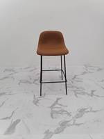 Tabouret de bar en cuir de luxe moderne avec pieds en acier inoxydable, design nordique pour salon et hôtel, usage commercial