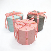 Nouvelle boîte à gâteau rigide en carton recyclé rose coloré, avec finition brillante ou mate, vernis sélectif UV et fermeture magnétique, idéale pour les cadeaux et la présentation florale.