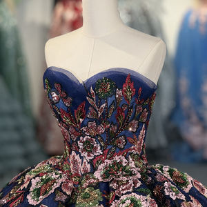 Vestido de Quinceañera Azul Marino con Brillo y Apliques Florales, Antiestático, con Cola de Capilla, de Organza, Modelo 1570 - Product Image 5