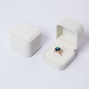 Petite boîte à bijoux portable en velours avec outils de rangement pour collier, bague, pendentif et autres articles de joaillerie - Product Image 4